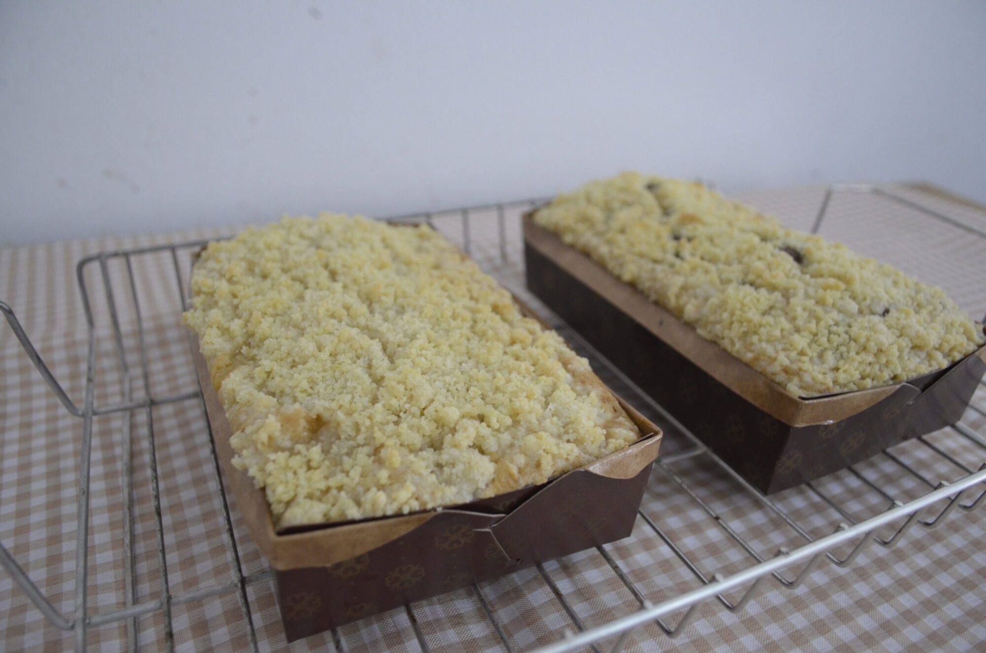 Cuca vegana sem glúten com recheio de goiabada e cobertura de farofa doce - 400g