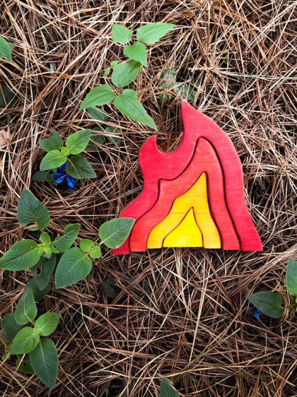 Inspirado na Pedagogia Waldorf, o Elemento Fogo é um quebra cabeça de 4 peças de madeira maciça representando uma chama.