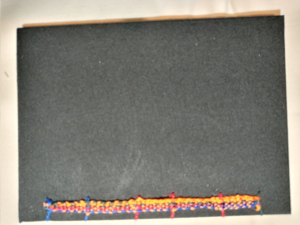 Detalhe da costura no verso do caderno