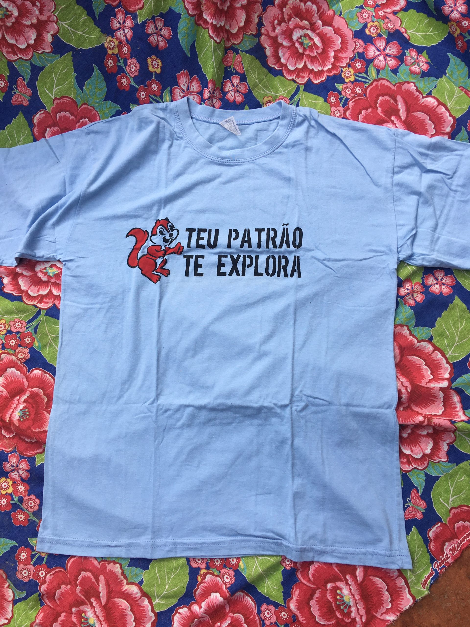 7D5CE690-AFC4-4276-9723-949624E065E0 Camiseta Teu patrão