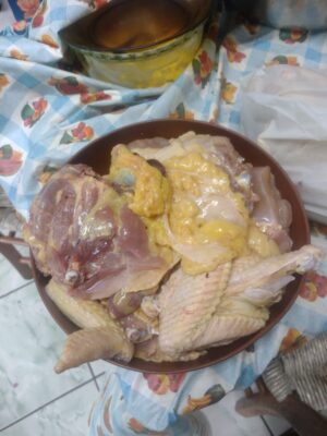 Galinha caipira inteira com miúdos