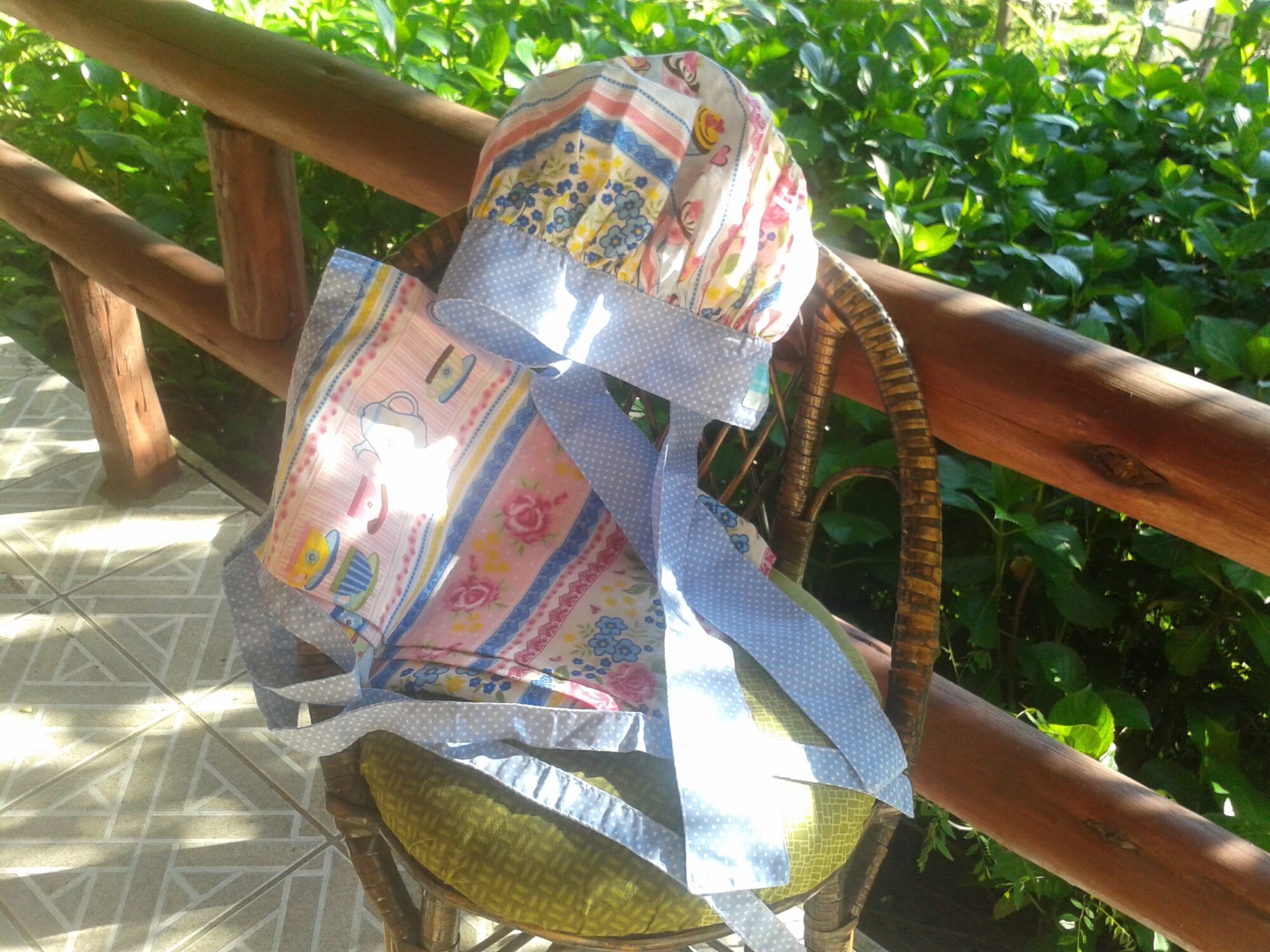 Linha Cozinha - Conjunto (1 avental de cintura e 1 touca)