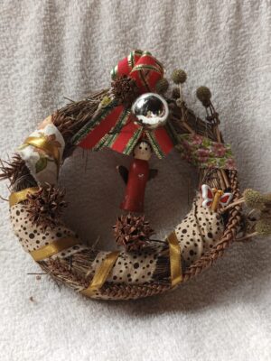 Contém sementes , grimpa, fita e anjo de madeira