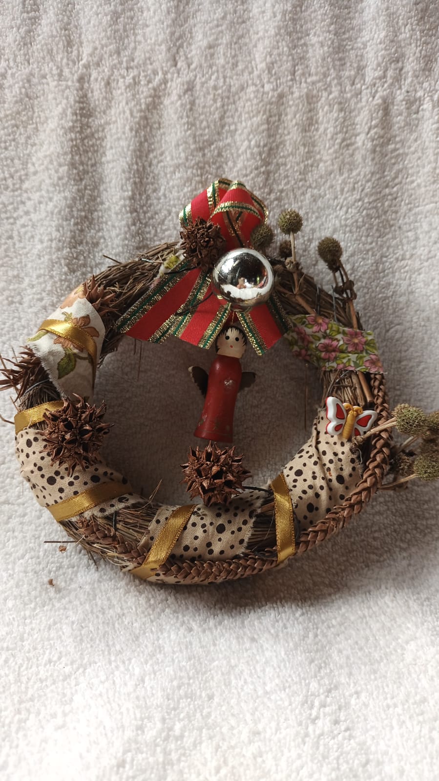 Contém sementes , grimpa, fita e anjo de madeira