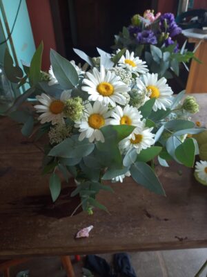 Ramalhete de flores agroecológicas - Eucalipto e margaridas