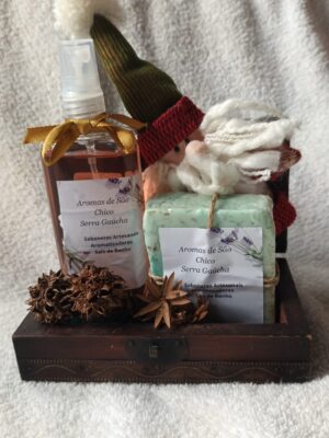 Kit presente - aromatizador, sabonete erva doce, papai noel tecido, caixa de madeira.