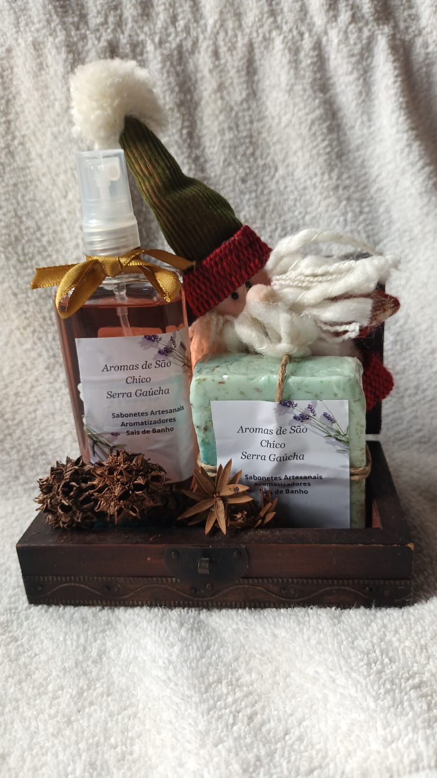 Kit presente - aromatizador, sabonete erva doce, papai noel tecido, caixa de madeira.