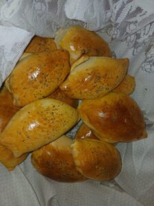 PÃOZINHO SOVADO, RECHEADO COM BRÓCOLIS, RICOTA, ERVAS FINAS E TOMATE CEREJA.