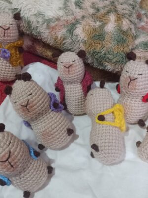 Capivaras com mochila ou bolsa