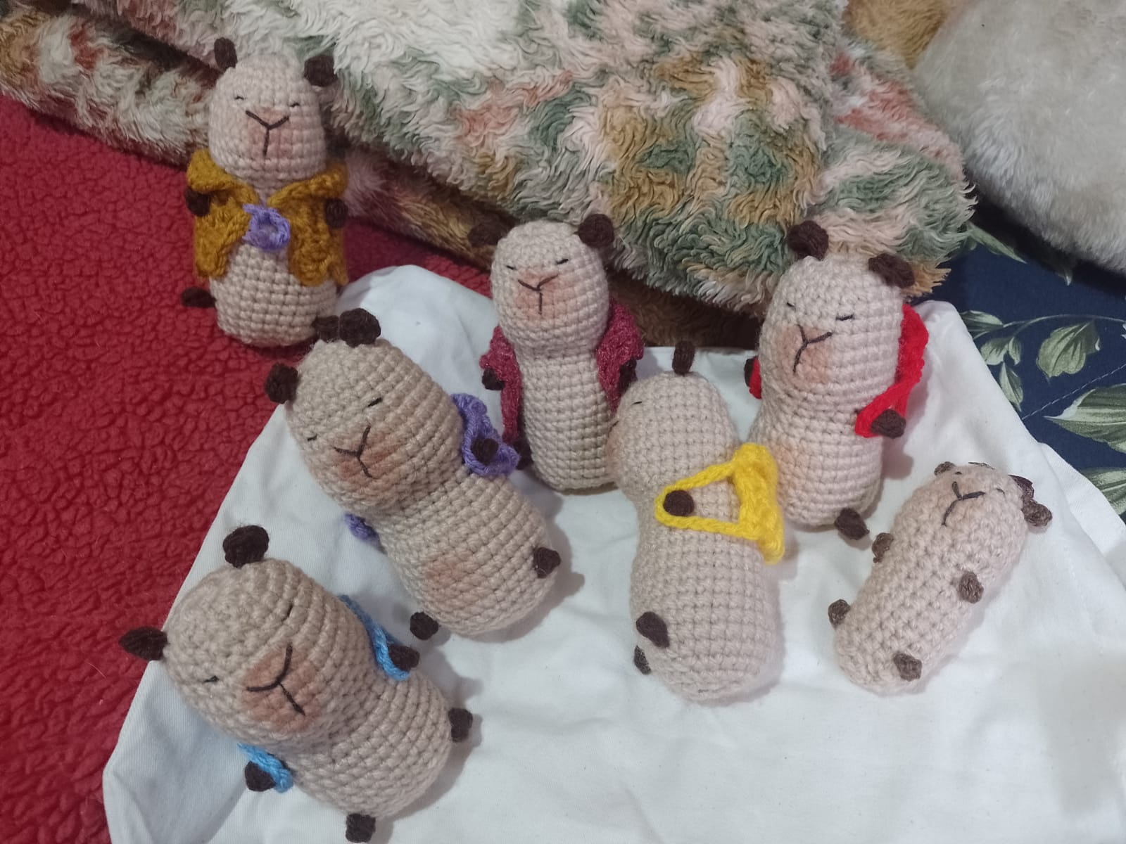 Capivaras com mochila ou bolsa