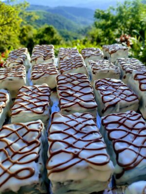 Brownie artesanal de mirtilos com limão siciliano e cobertura de chocolate meio amargo - unidade